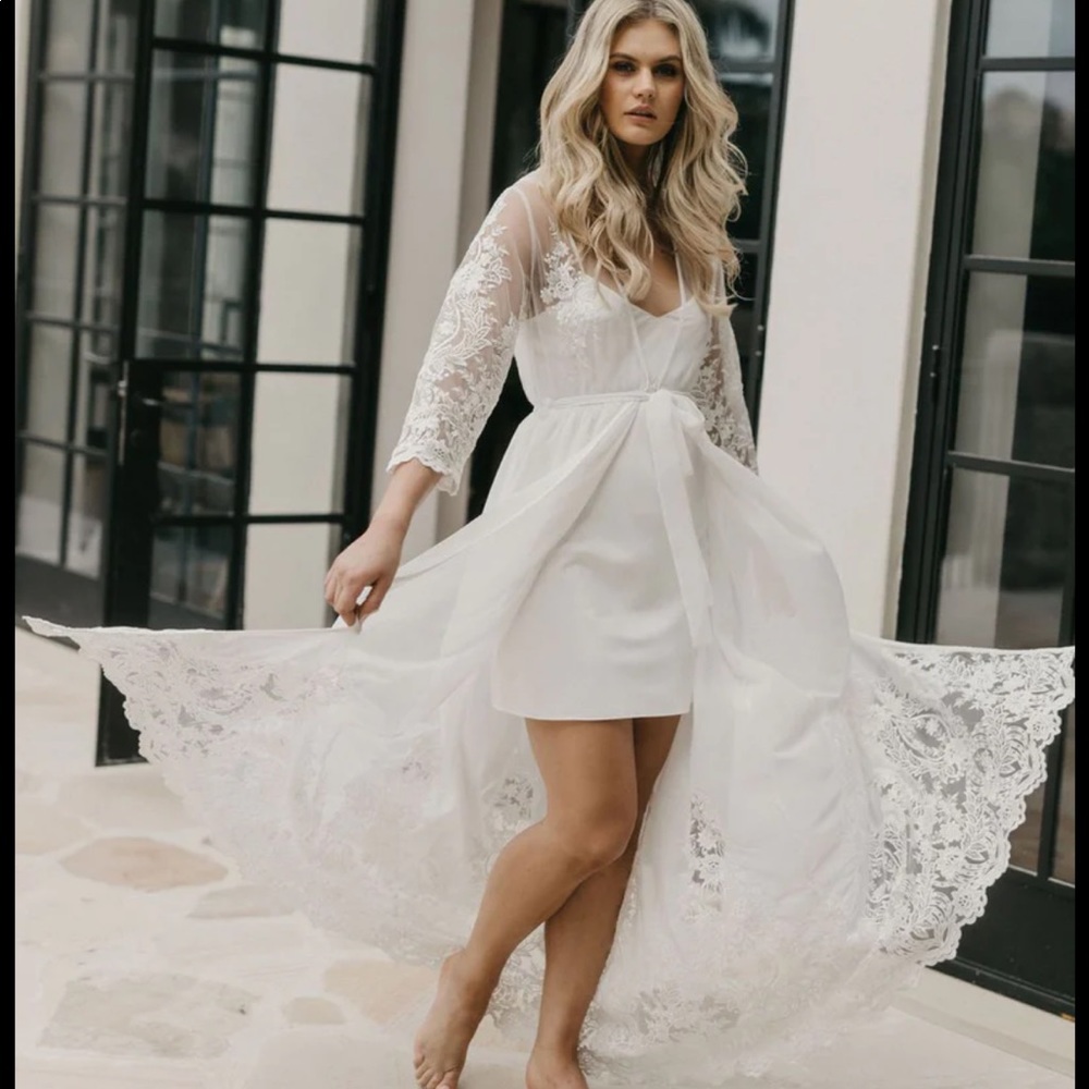 Le Rose Inaya Lace Robe